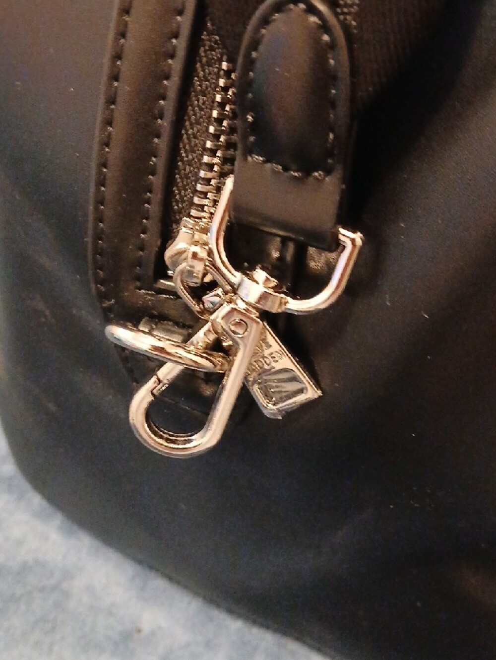 Steve Madden Black & White Logo Weekender Bag Used Once. - Picture 3 of 13
